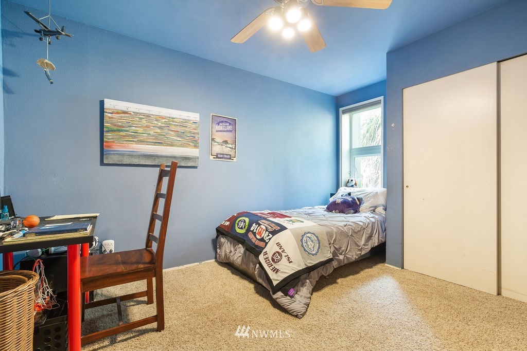 4044 East Mercer Way Mercer Island, WA 98040 - Photo 20 of 37 a bedroom with a bed and a window