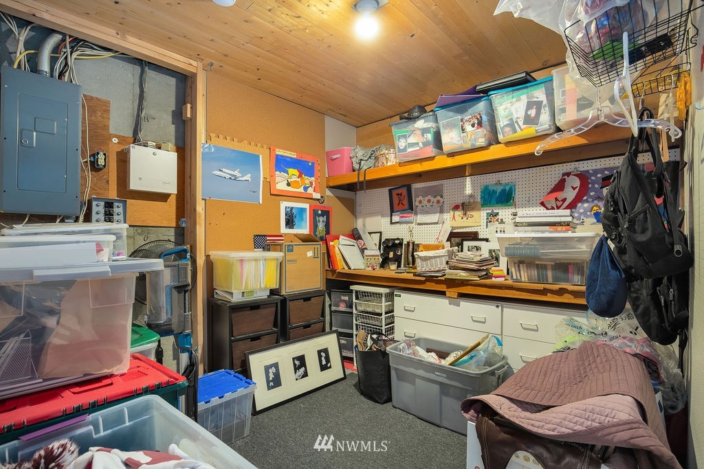 4044 East Mercer Way Mercer Island, WA 98040 - Photo 23 of 37 a front view of retail shop with outdoor seating