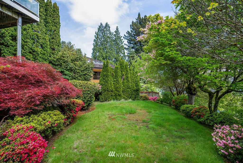 4044 East Mercer Way Mercer Island, WA 98040 - Photo 26 of 37 a view of a garden with plants and large trees