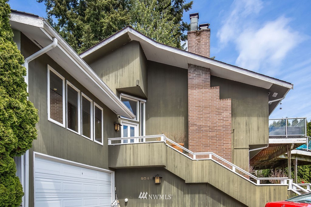 4044 East Mercer Way Mercer Island, WA 98040 - Photo 3 of 37 a front view of a house with balcony