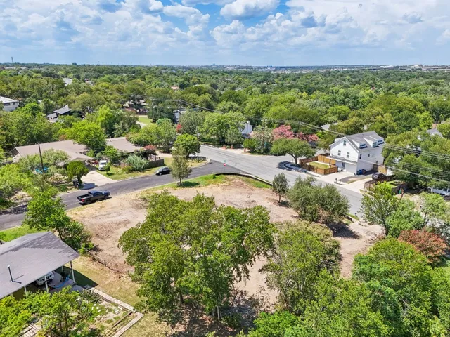 an aerial view of residential house with outdoor space and lake view