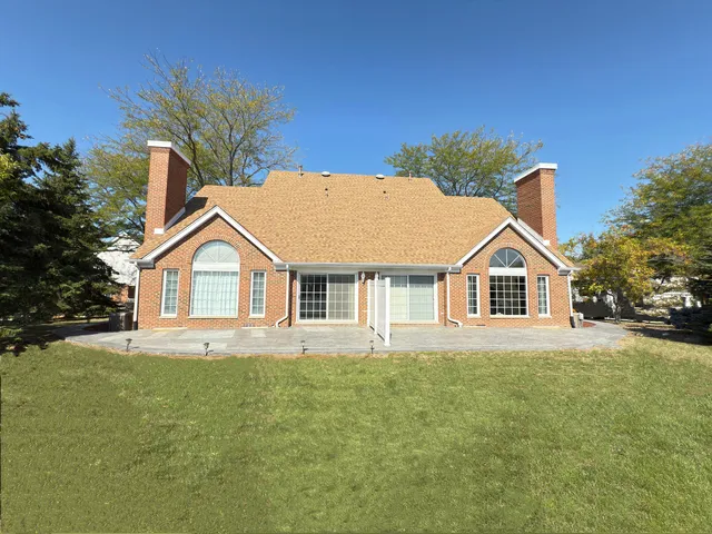 $299,900 | 694 Monroe Drive, Lindenhurst, IL 60046