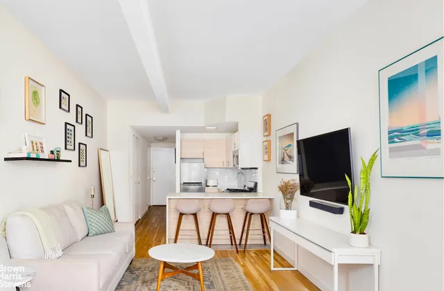$599,000 | 9 Barrow Street, Unit 2J | West Village