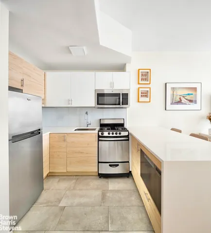 $599,000 | 9 Barrow Street, Unit 2J | West Village
