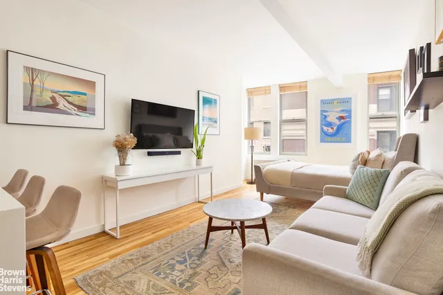 $599,000 | 9 Barrow Street, Unit 2J | West Village