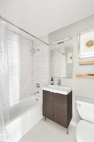 $599,000 | 9 Barrow Street, Unit 2J | West Village