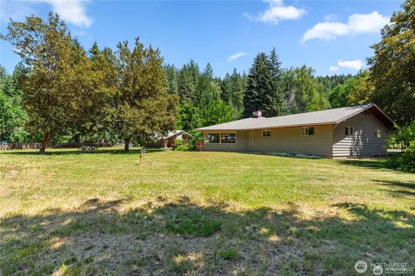 a view of a house with a yard