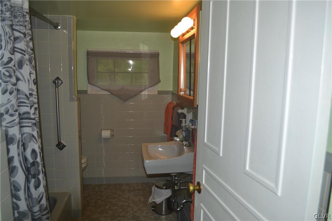 233 Longview Road Boyertown, PA 19512 - Photo 29 of 49 Hall Bath