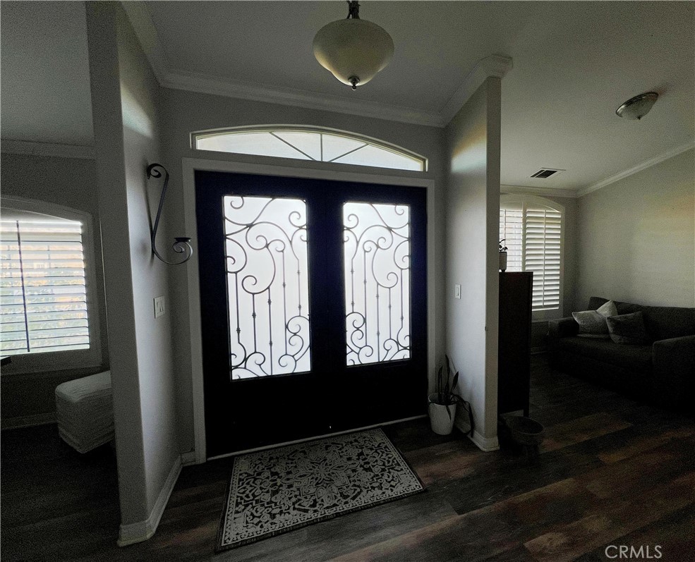 6750 Oak Hill Road Hesperia, CA 92344 - Photo 3 of 15 foyer