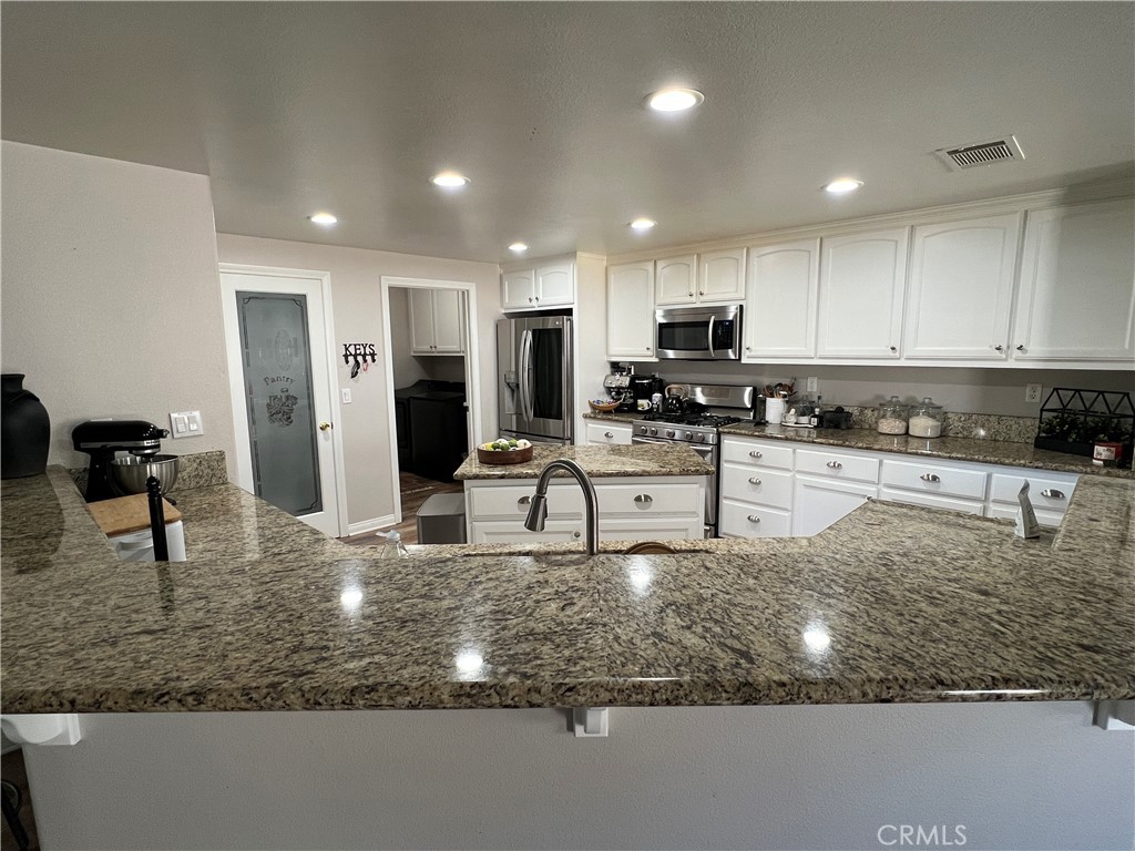 6750 Oak Hill Road Hesperia, CA 92344 - Photo 7 of 15 kitchen