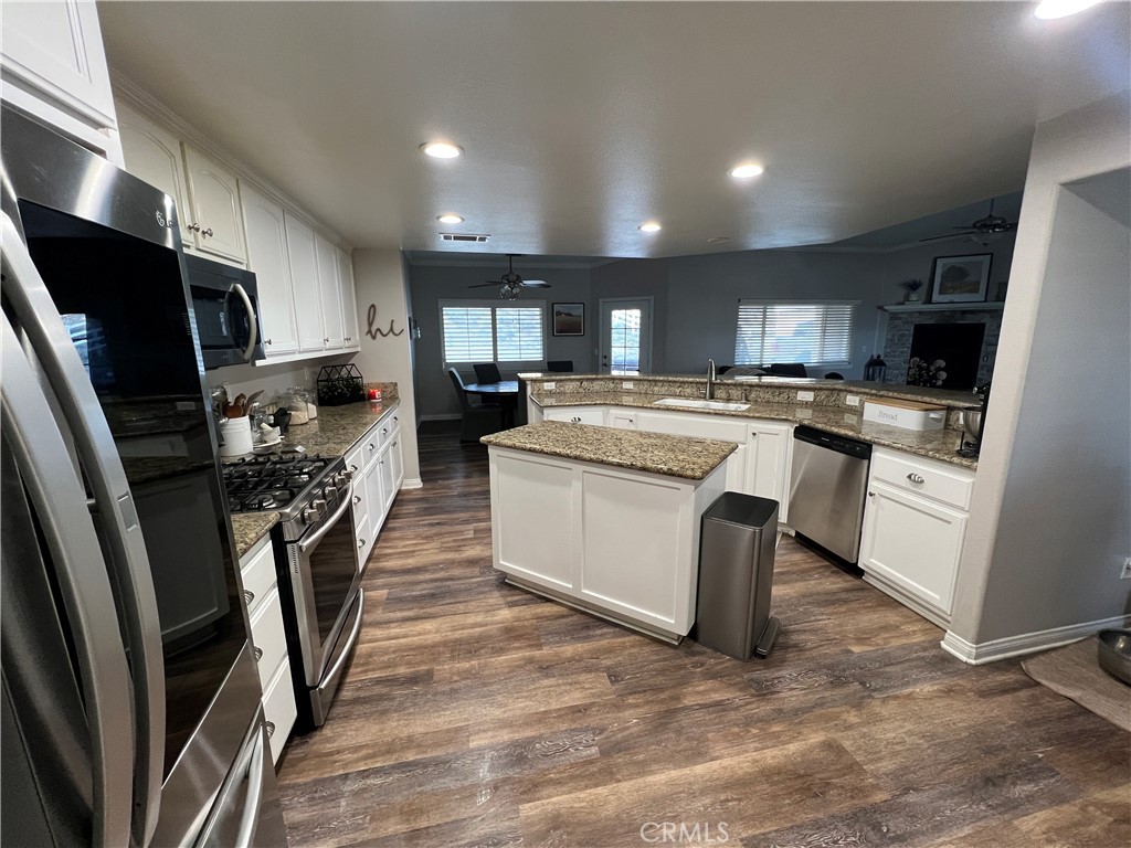 6750 Oak Hill Road Hesperia, CA 92344 - Photo 8 of 15 kitchen