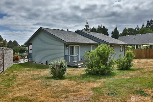 a view of a house with backyard