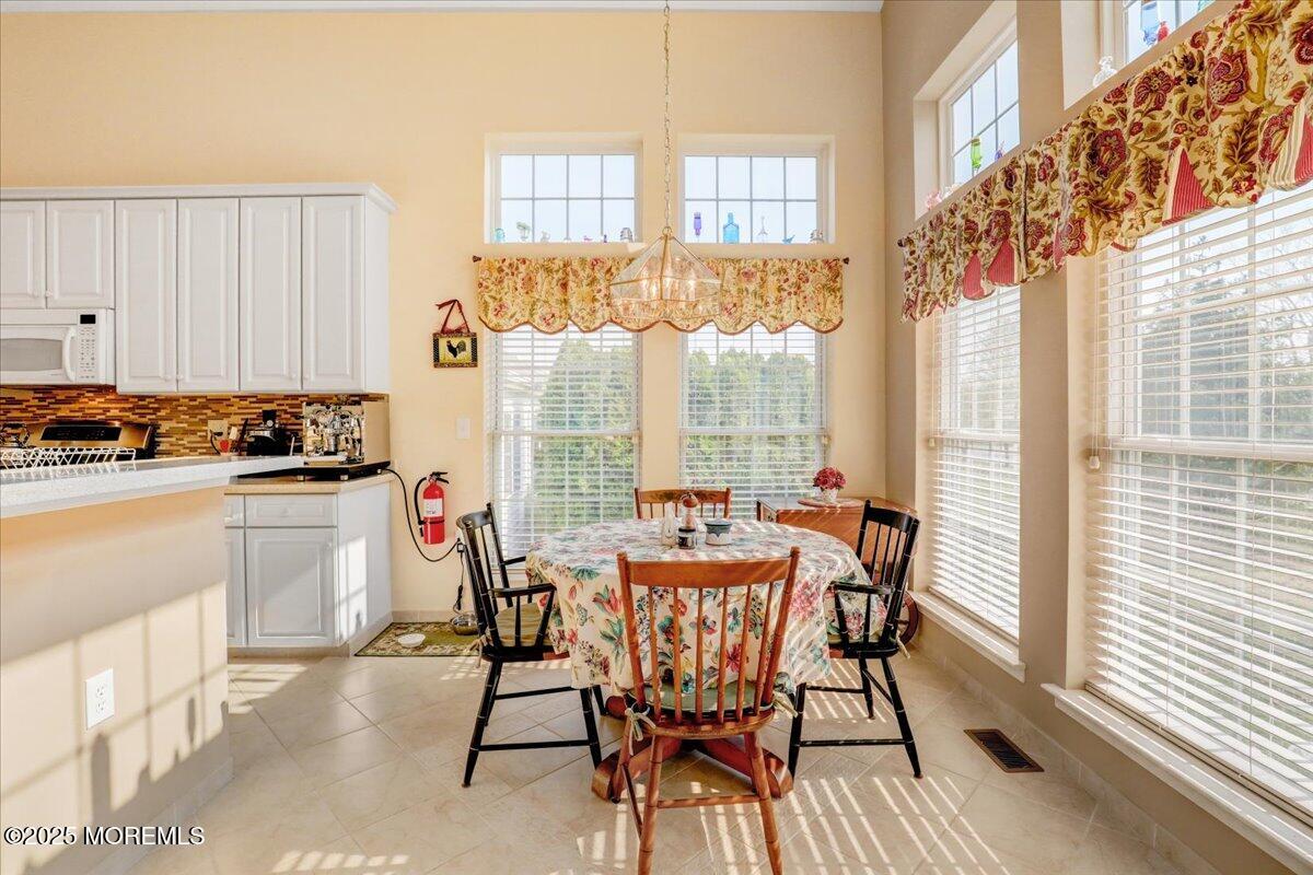 14 Congressional Road Jackson, NJ 08527 - Photo 15 of 51 15-Breakfast Area