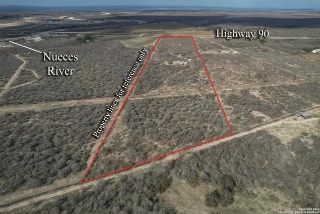 a view of a back yard