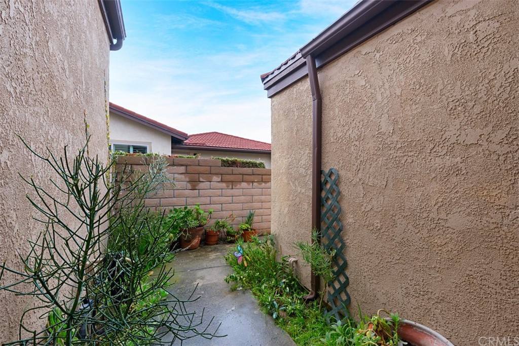 25666 Seaside Drive, Unit 134 Dana Point, CA 92629 - Photo 9 of 13 a backyard of a house with lots of green space