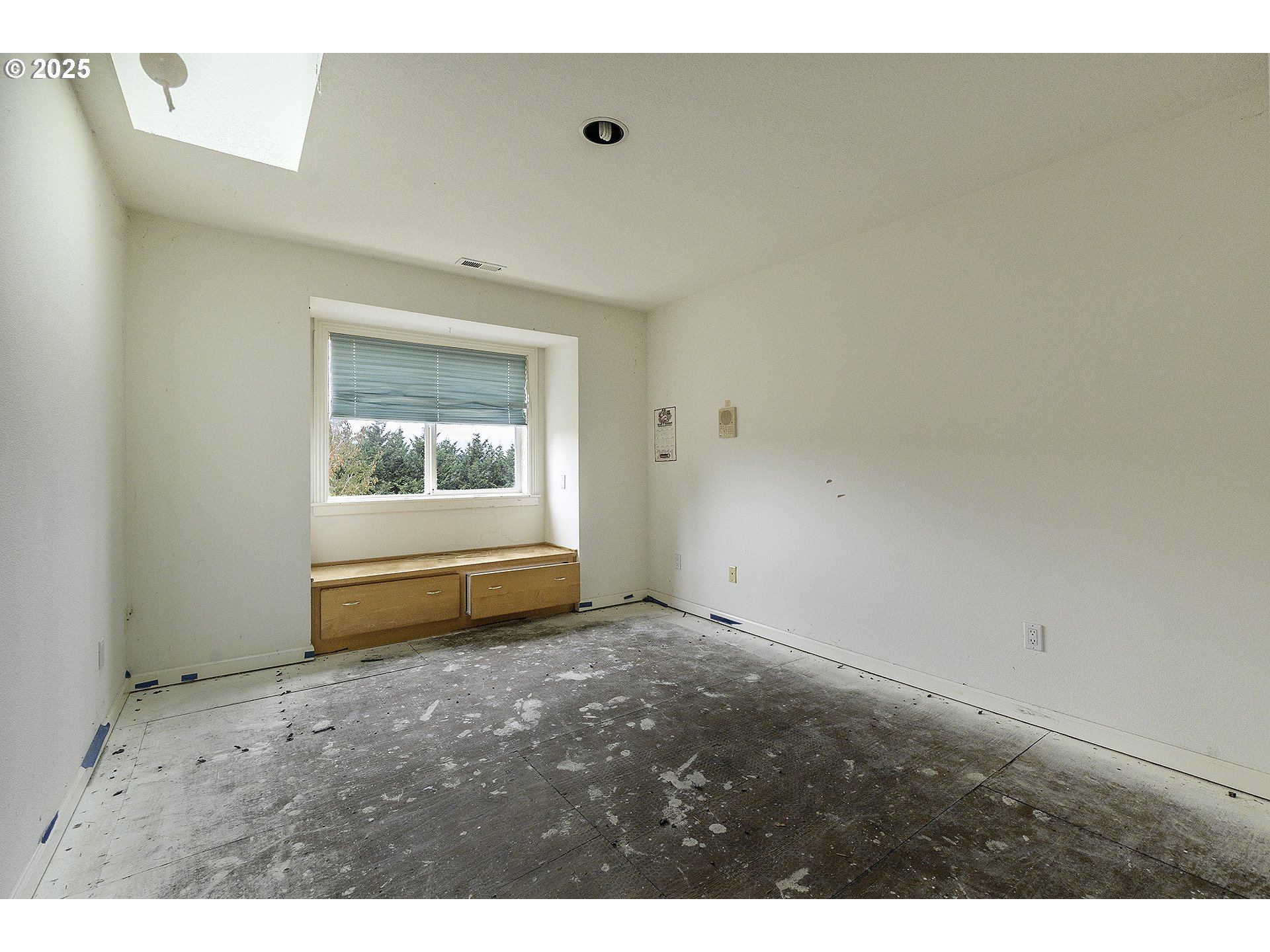 16333 Southwest Timberland Drive Beaverton, OR 97007 - Photo 25 of 42 a view of empty room with window