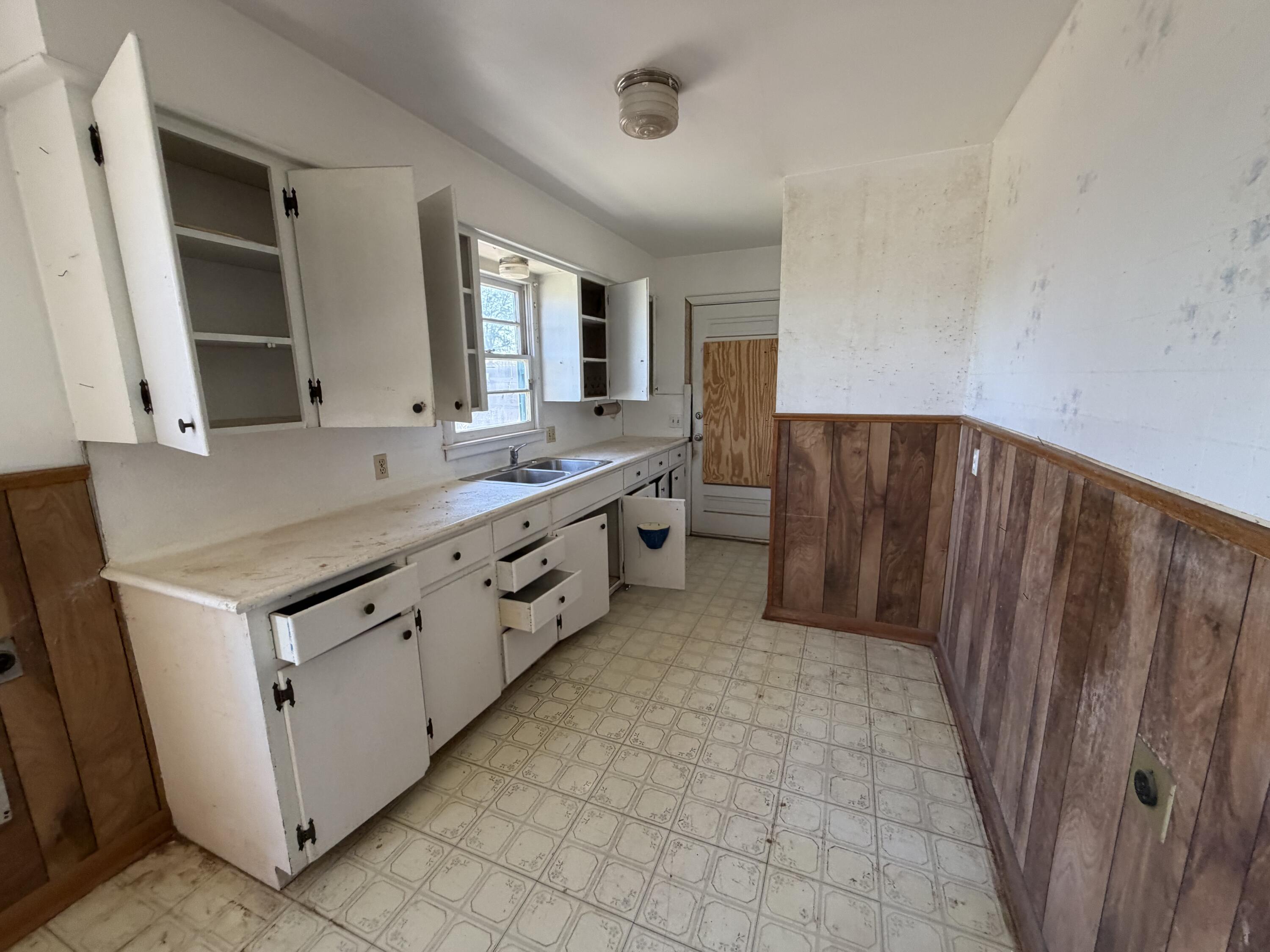 203 53rd Street Lubbock, TX 79404 - Photo 2 of 10 Kitchen