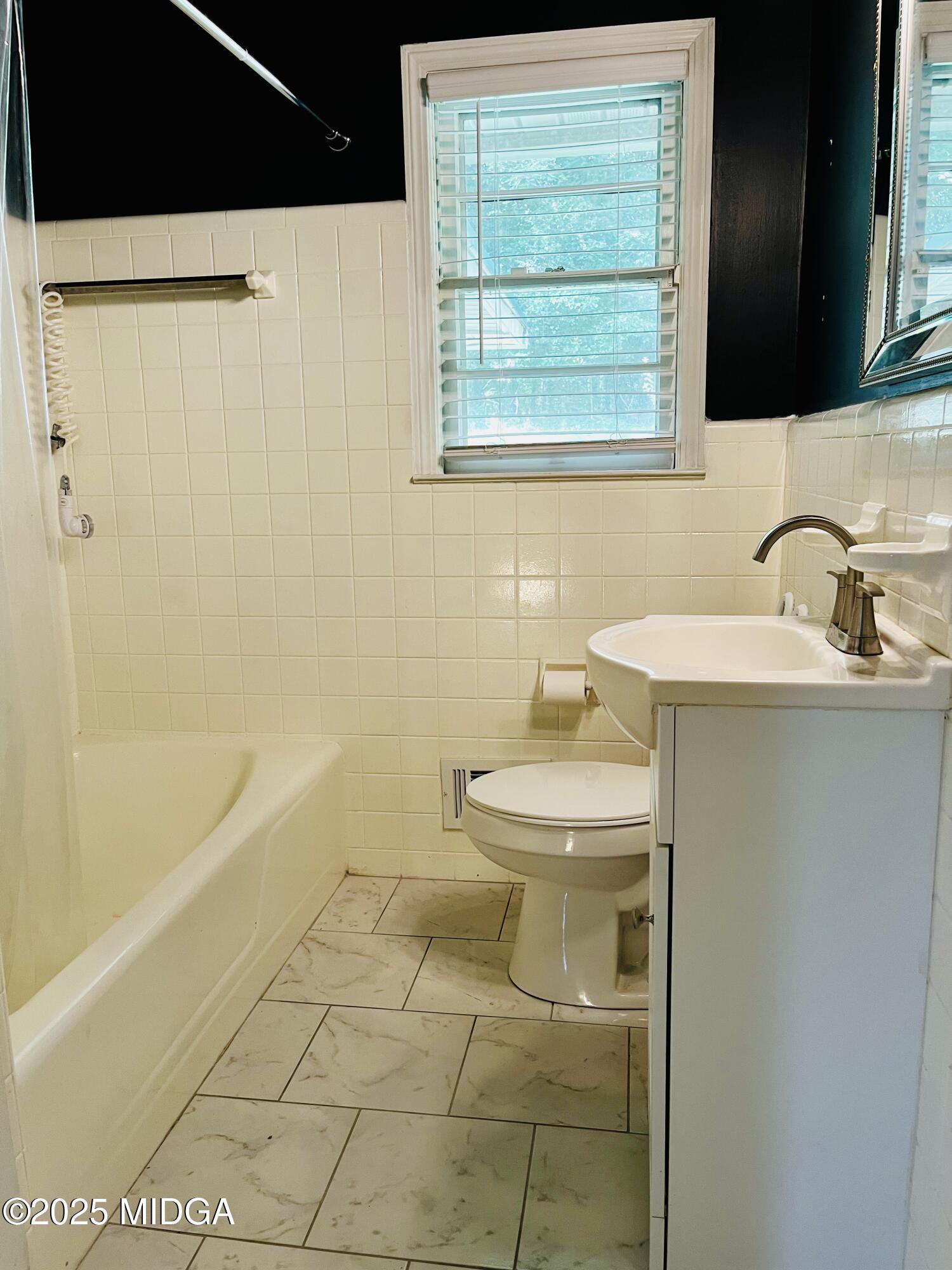 1246 Newport Road Macon, GA 31210 - Photo 15 of 25 Bathroom