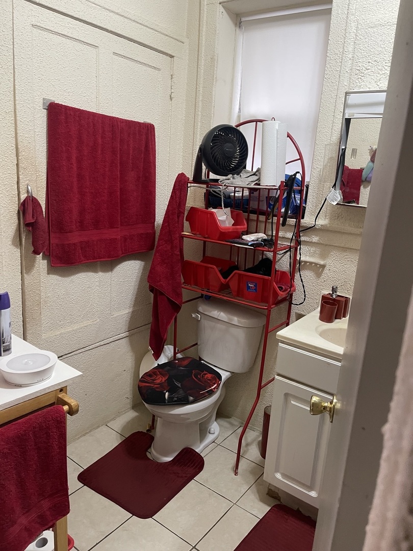 1013 West 63rd Street Chicago, IL 60621 - Photo 11 of 16 a room with furniture and rug