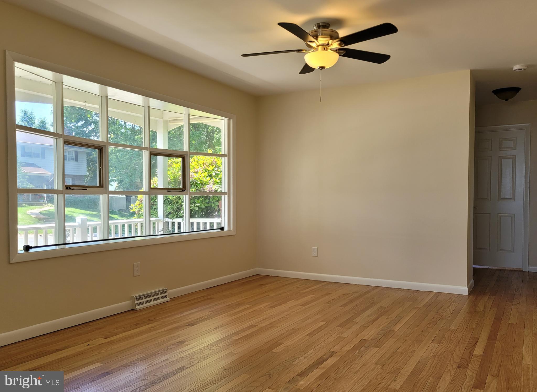 316 South Miller Street Shillington, PA 19607 - Photo 5 of 16 Living Room