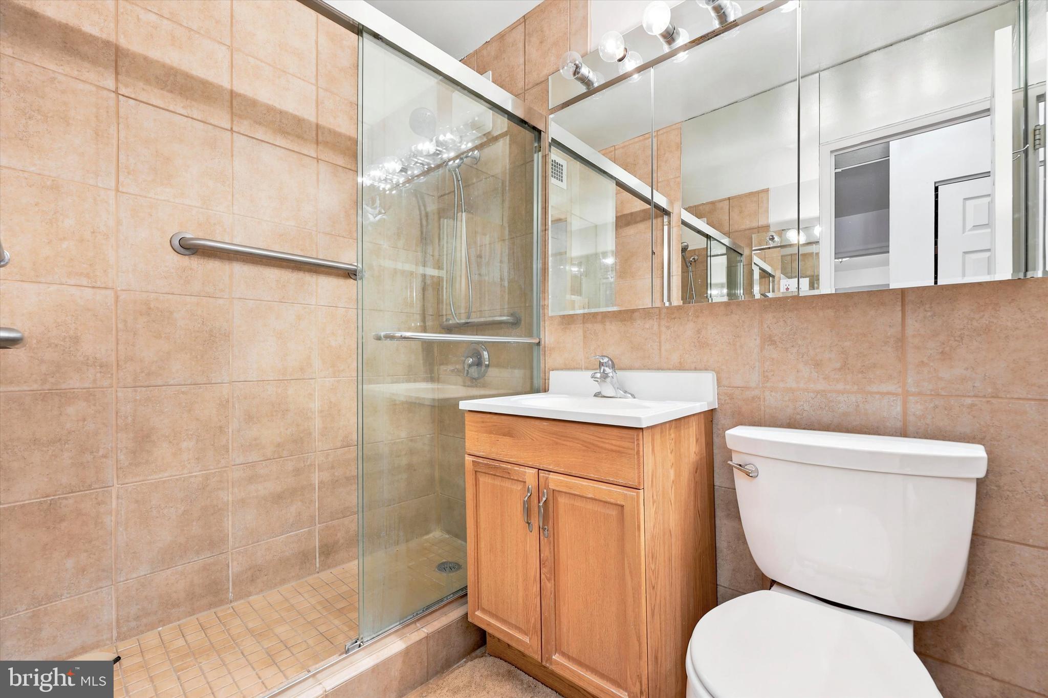 1600 Hagys Ford Road, Unit 6B Penn Valley, PA 19072 - Photo 12 of 18 Bathroom 2