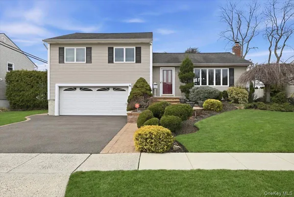 $1,165,000 | 19 Keswick Lane, Plainview, NY 11803