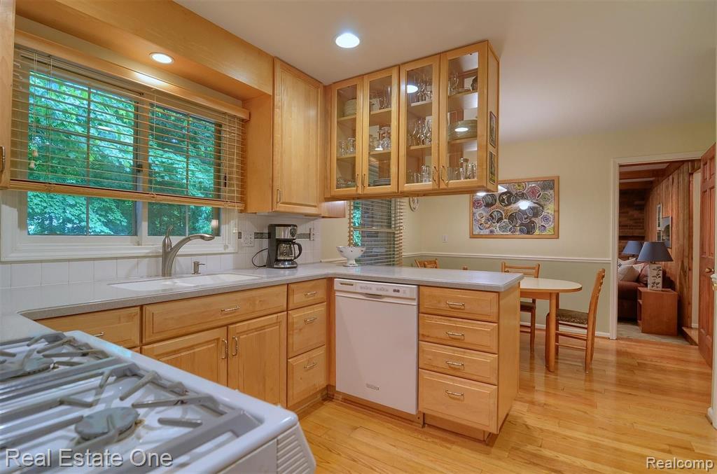 33877 Hunters Pointe Road Farmington Hills, MI 48331 - Photo 8 of 44