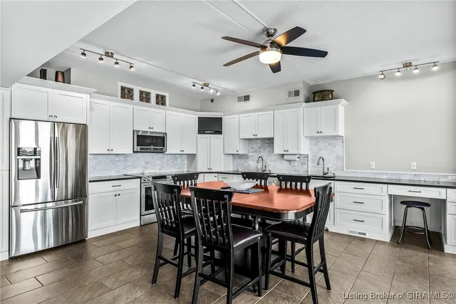 $650,000 | 1 Riverpointe Plaza, Unit 603 #604, Jeffersonville, IN 47130