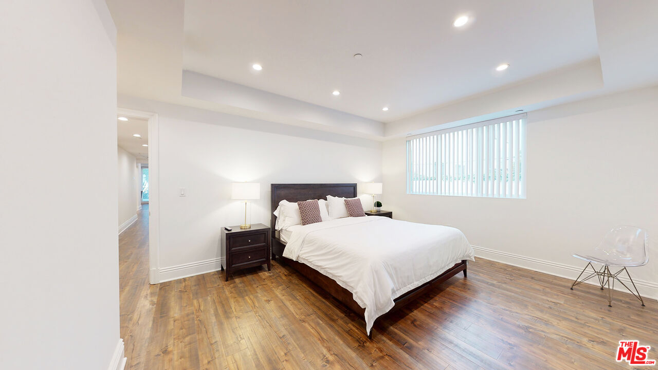 907 South Shenandoah Street, Unit 101 Los Angeles, CA 90035 - Photo 23 of 39 a bedroom with a bed and window