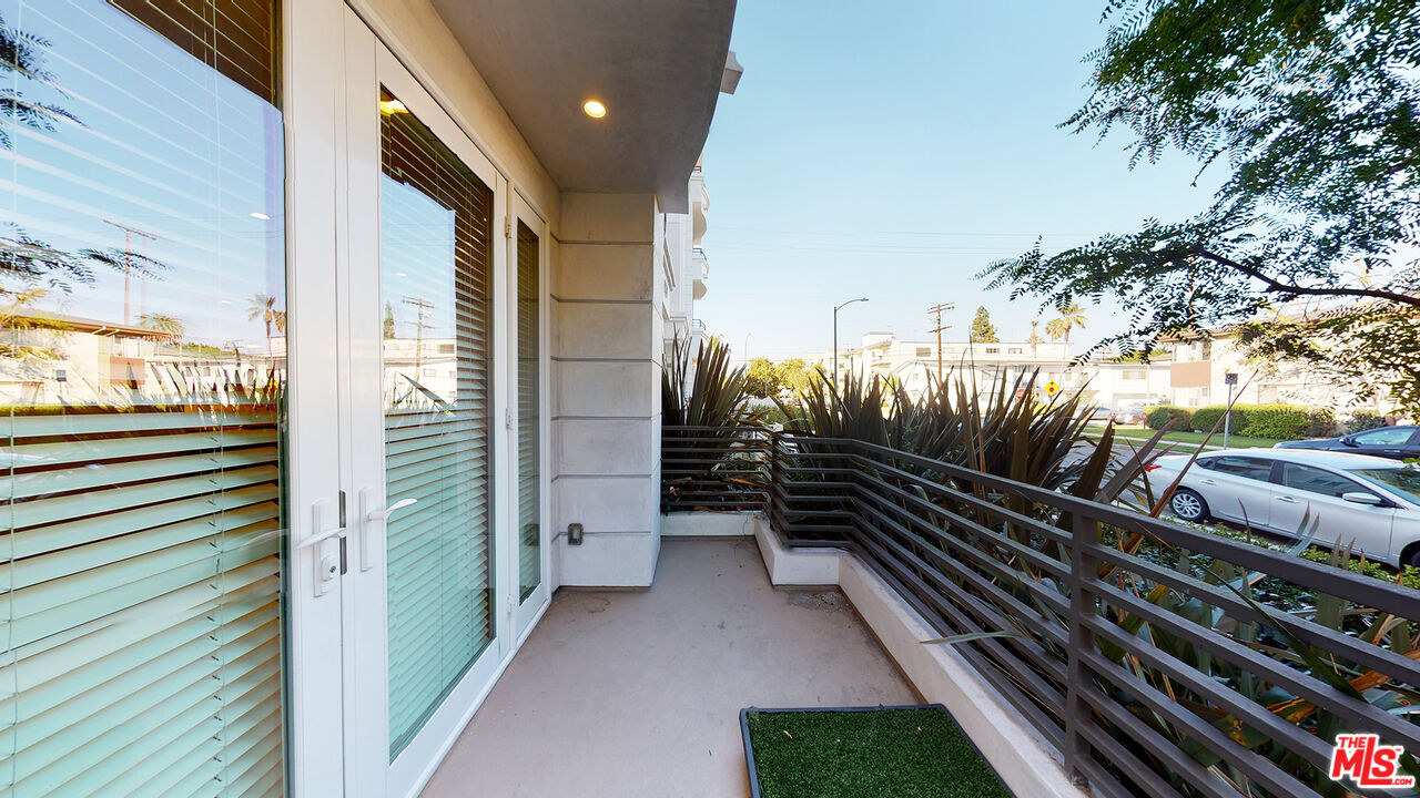 907 South Shenandoah Street, Unit 101 Los Angeles, CA 90035 - Photo 35 of 39 a view of a balcony