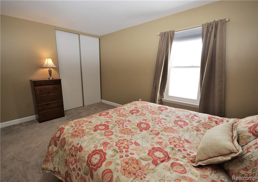 36104 Fredericksburg Road Farmington, MI 48331 - Photo 35 of 49 5 Interior 32.JPG