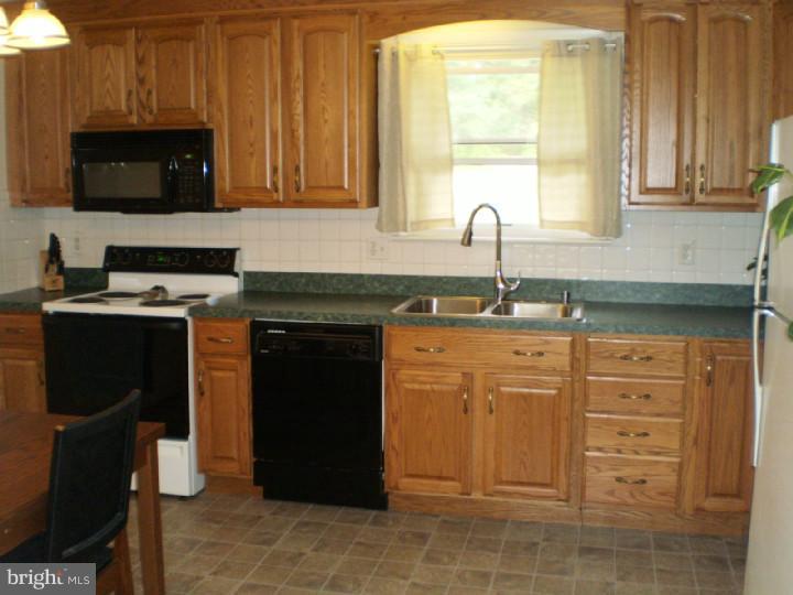 923 Camp Road Telford, PA 18969 - Photo 5 of 21 Kitchen
