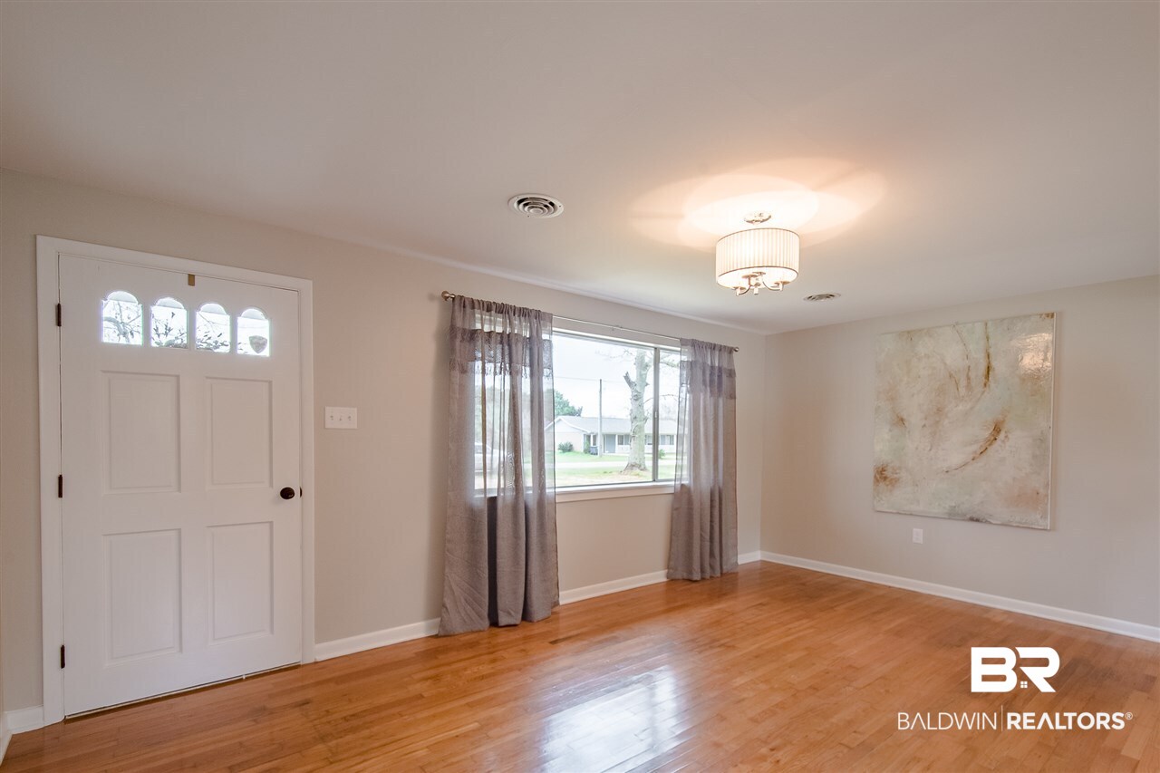 708 West Magnolia Avenue Foley, AL 36535 - Photo 4 of 29 Oak floors