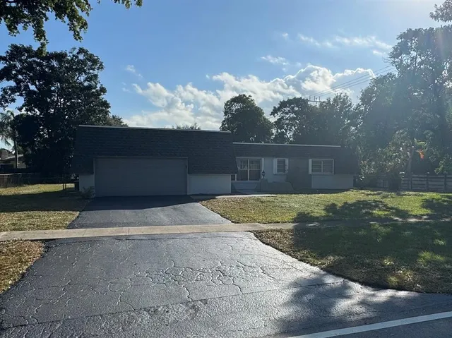 a view of a backyard