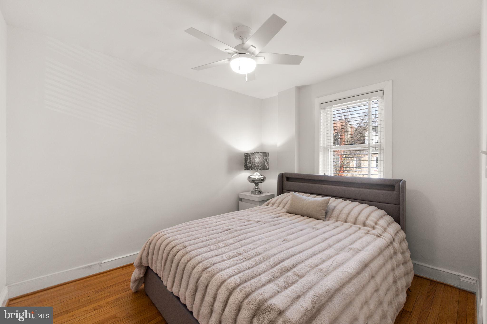 1827 Bank Street Baltimore, MD 21231 - Photo 20 of 31 Cozy retreat with natural light.