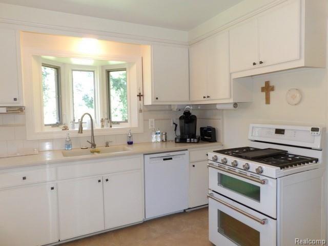 19226 Champaign Road Allen Park, MI 48101 - Photo 33 of 78 32. NEW (2016) DOUBLE OVEN + 5 BURNER GAS STOVE WITH CENTER GRIDDLE AND NEW (2016) BUILT-IN BOSCH DISHWASHER!
