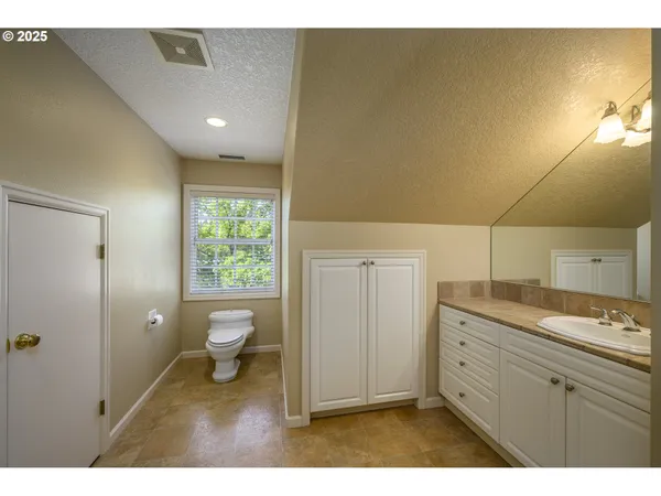 $875,000 | 759 Southwest Carmen Heights Drive, Dundee, OR 97115