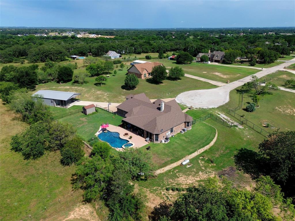 124 Carnes Court Springtown, TX 76082 - Photo 2 of 40