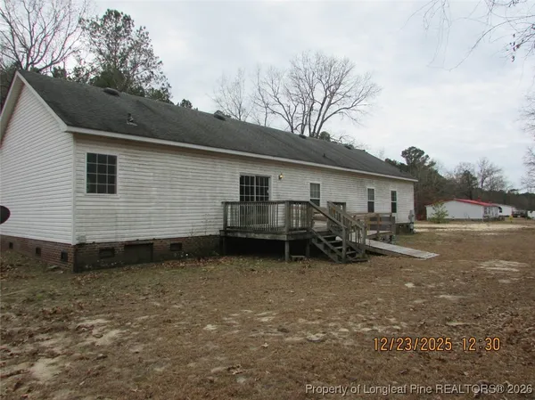 a view of a house with backyard