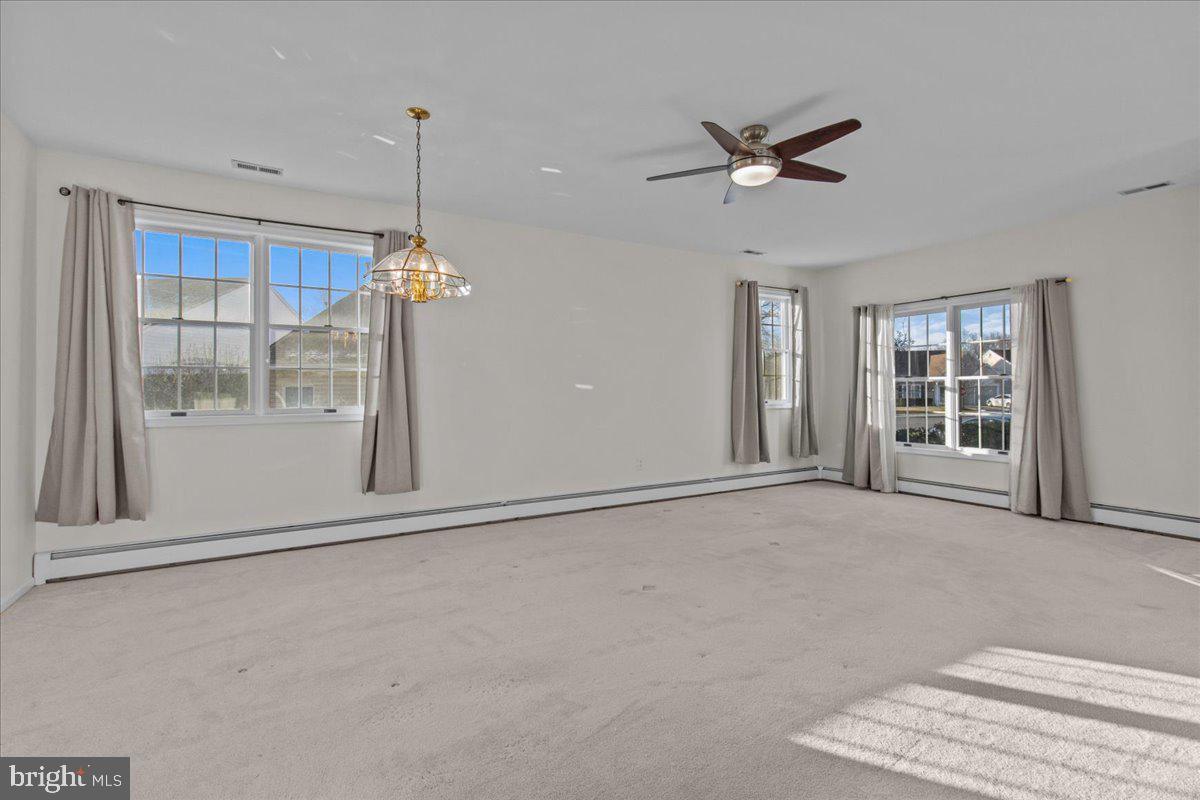 3 Covered Bridge Circle Columbus, NJ 08022 - Photo 4 of 15 Living room/dining room