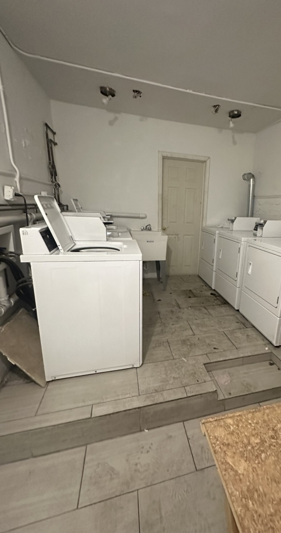 2349 West Devon Avenue, Unit 3F Chicago, IL 60659 - Photo 4 of 6 a utility room with dryer and washer