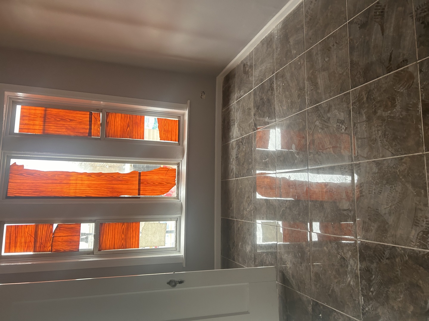 2349 West Devon Avenue, Unit 3F Chicago, IL 60659 - Photo 5 of 6 a view of empty room with a window