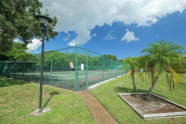 a view of a backyard