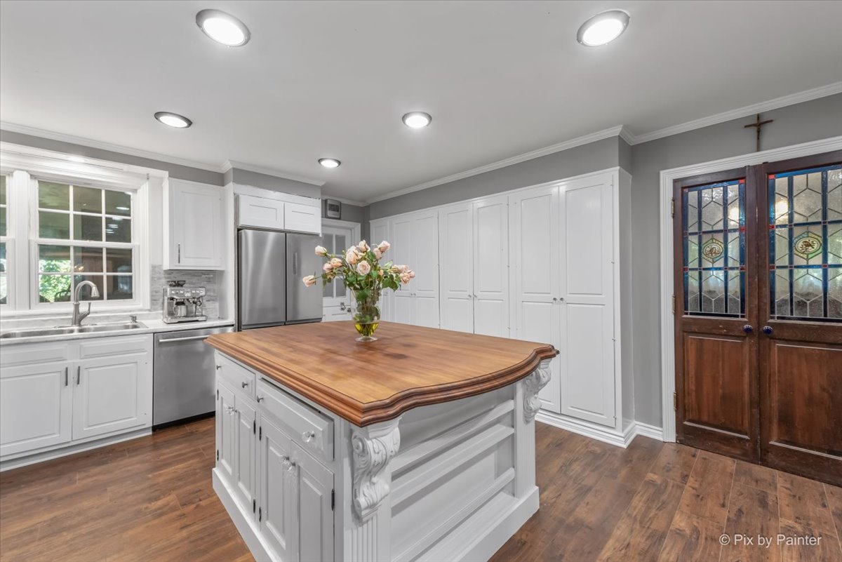 144 Algonquin Road Barrington Hills, IL 60010 - Photo 20 of 53 a kitchen with stainless steel appliances granite countertop hardwood a kitchen island sink stove and refrigerator