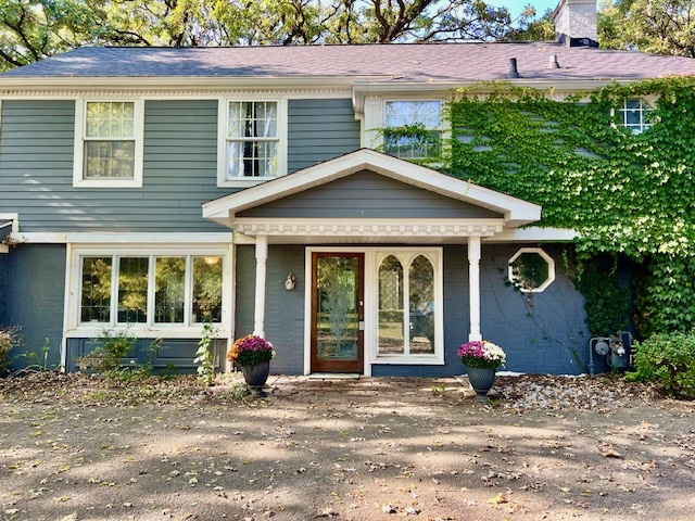 144 Algonquin Road Barrington Hills, IL 60010 - Photo 4 of 53 a front view of a house with garden
