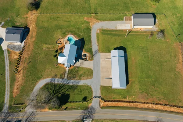 $999,999 | 4041 Liverworth Road, Southside, TN 37171