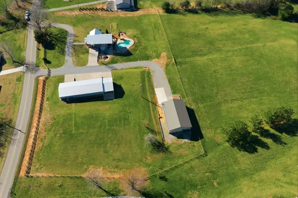 $999,999 | 4041 Liverworth Road, Southside, TN 37171