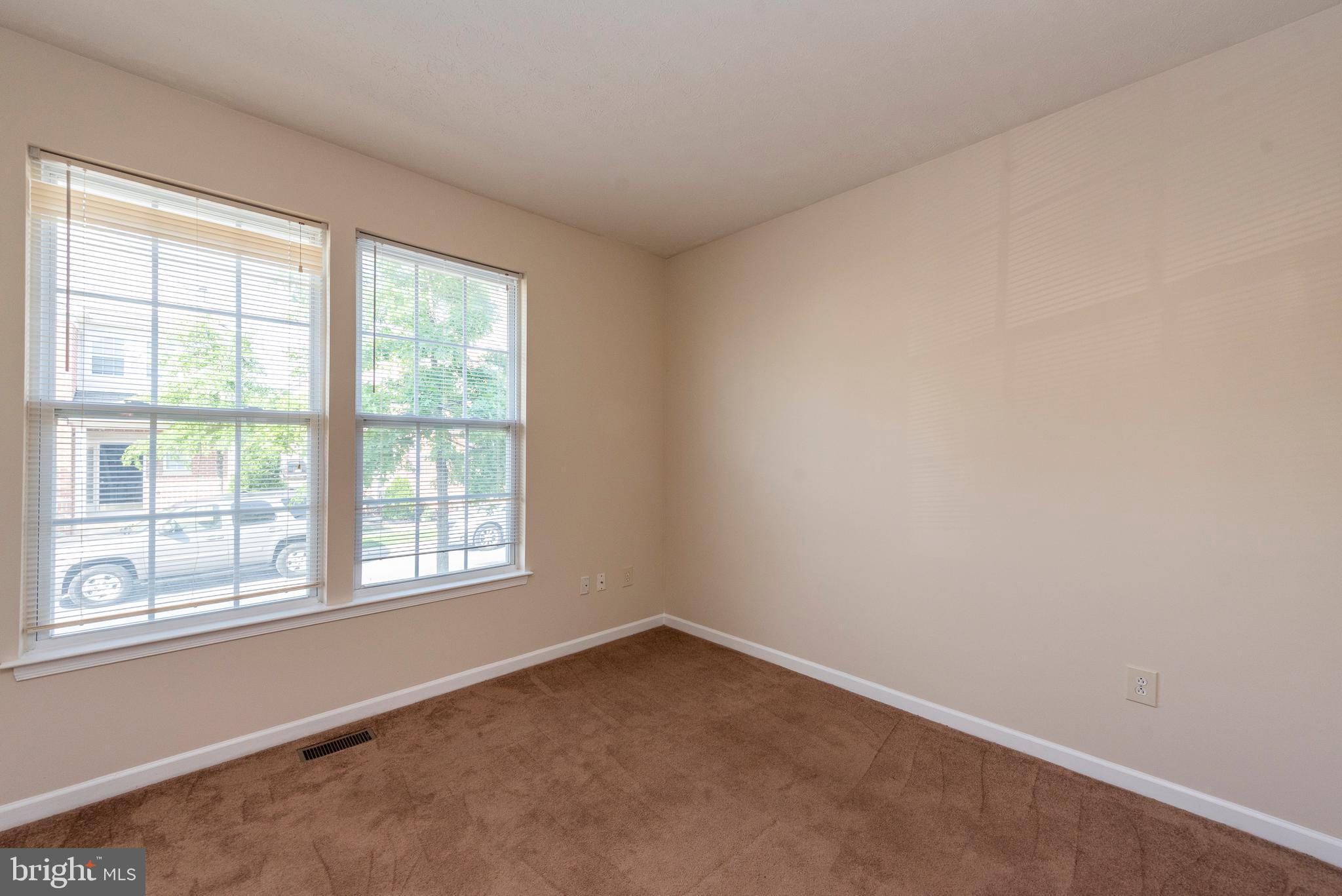 718 MacDill Road Baltimore, MD 21220 - Photo 7 of 34 Living Room