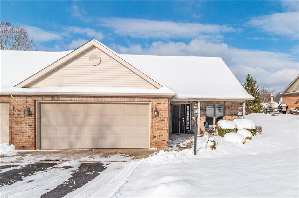 a view of backyard of the house