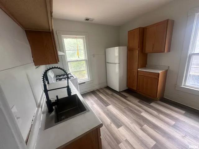 $990 | 723 West Armstrong Avenue, Unit B, Peoria, IL 61606